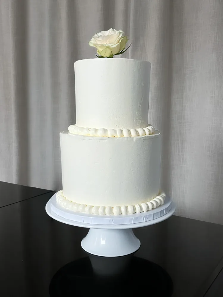 Hochzeitstorte Minimal mit Rose