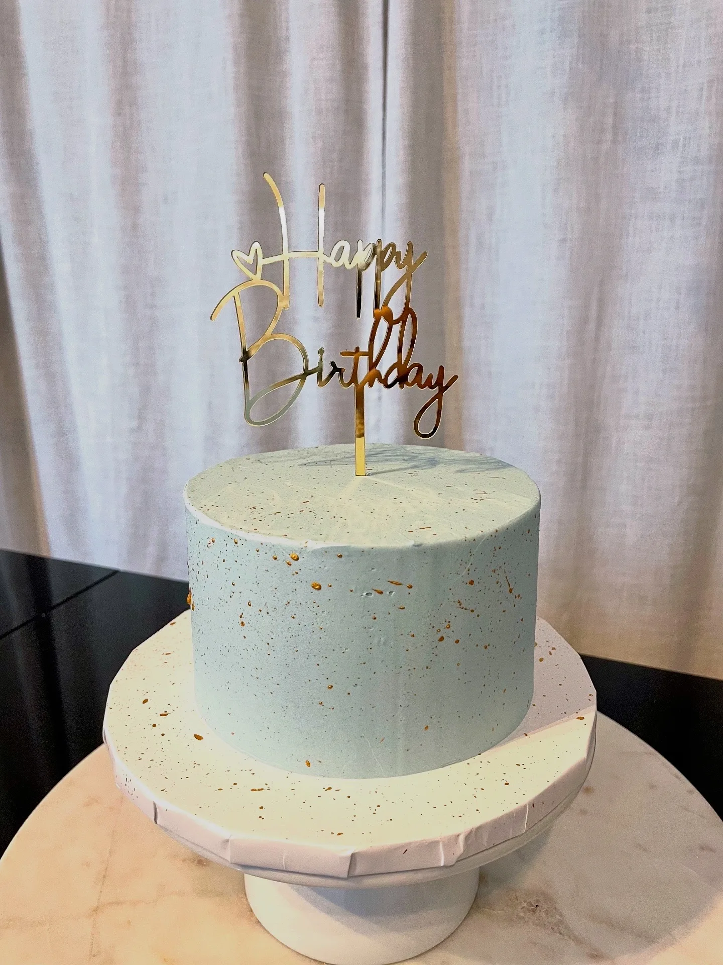 Sprinkle Torte mit Happy Birthday Cake Topper